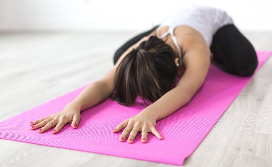 4 sencillos ejercicios para iniciarte en yoga que debes probar 4 sencillos ejercicios para iniciarte en yoga que debes probar