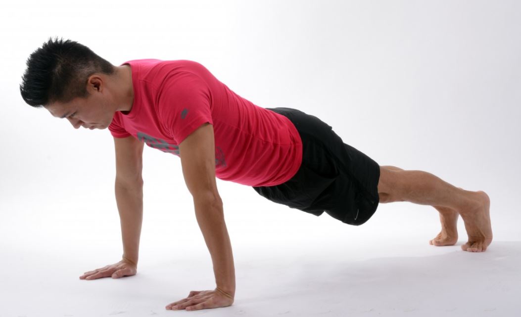 Algunas posturas sencillas para iniciarte en el Yoga, como la postura de la tabla.