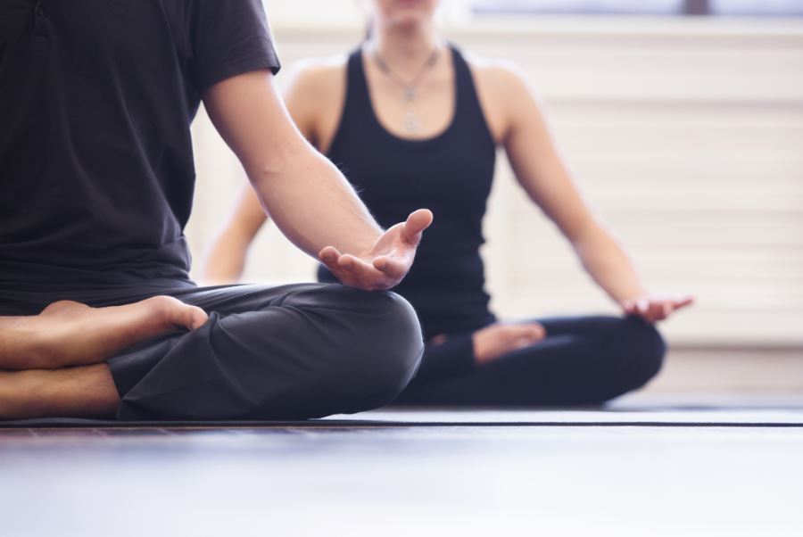 Los beneficios de practicar yoga.