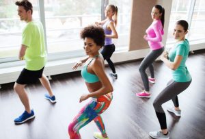 8 excelentes beneficios para tu cuerpo de practicar zumba