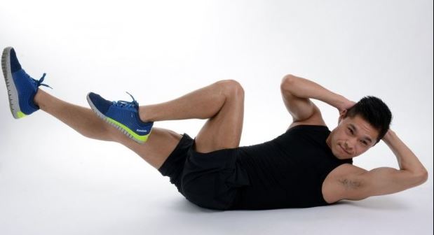 Ejercicios para los oblicuos, como los abdominales bicicleta.