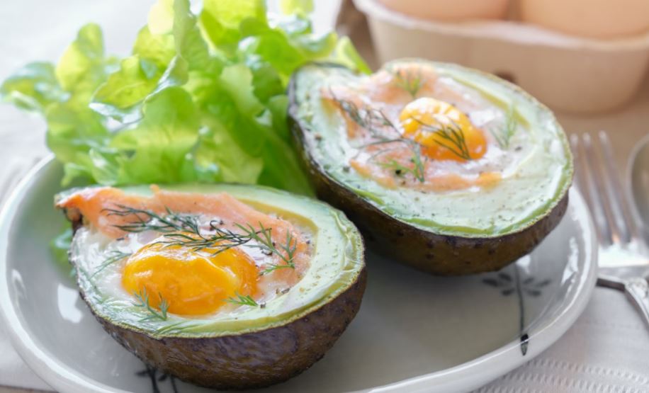 Aguacate con huevo al horno.