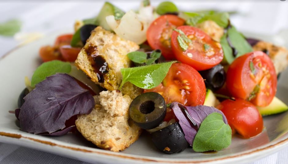 Alimentos a evitar en tu ensalada para que sean más sanas.
