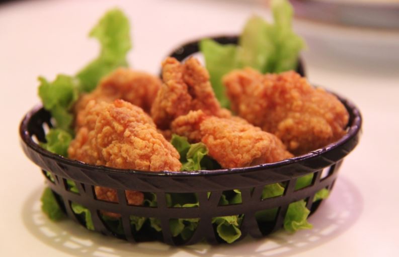 El pollo frito es uno de los alimentos a evitar en tu ensalada para que sean más sanas.