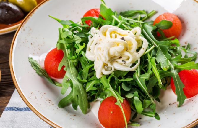 Alimentos a evitar en tu ensalada para que sean más sanas.
