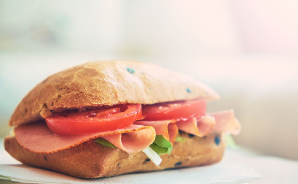 Bocadillo de pavo, tomate y lechuga.