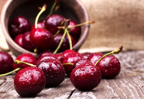 Cesto de cerezas y algunas caídas.