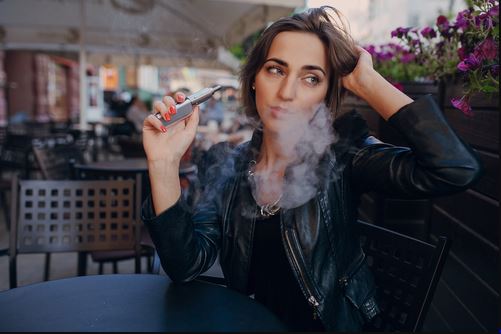 Chica joven con un vapeador.