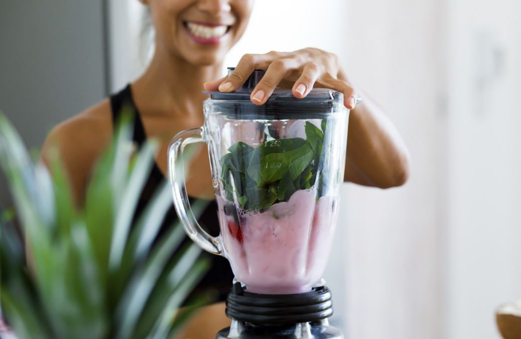 Para preparar un smoothie solo se necesita agua, frutas o verduras (pueden incluso ser congeladas) y mucho hielo.