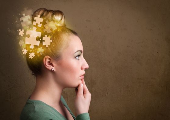 Chica recordando e intentando encajar las piezas del puzzle en su cabeza.