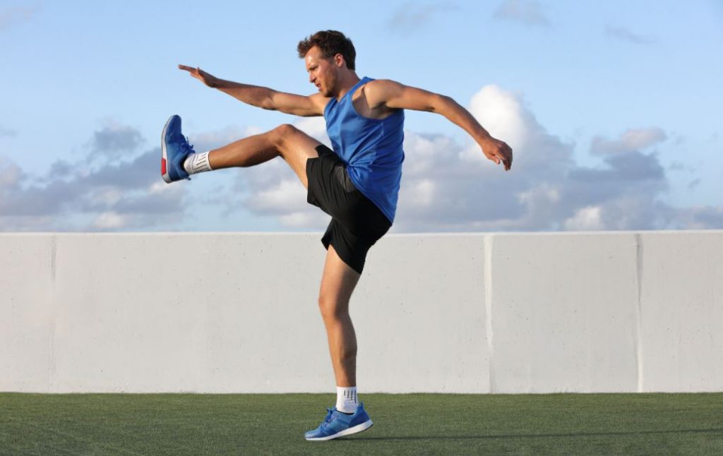 Chico haciendo estiramientos de piernas.