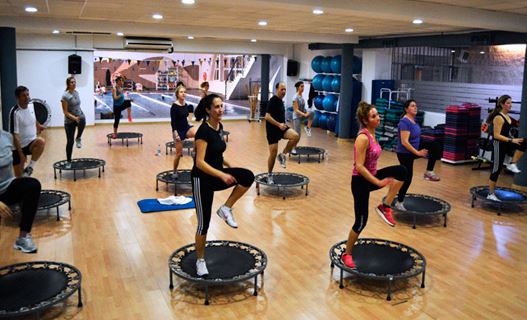 El Power Jump es una actividad de intensidad fuerte que te hará perder grasa rápidamente.