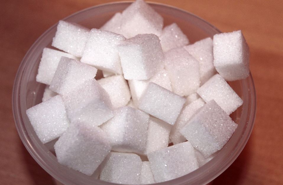 Cuenco lleno de terrones de azúcar.