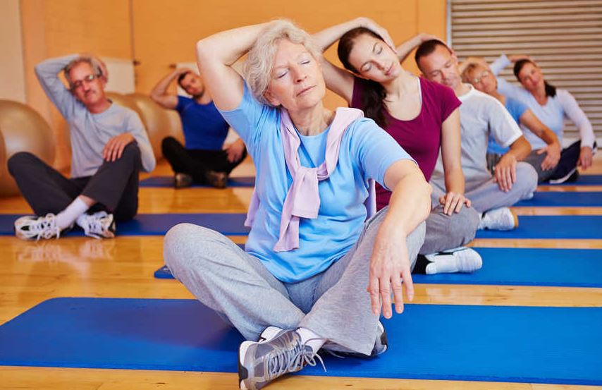 El deporte en adultos mayores tiene beneficios para la salud.