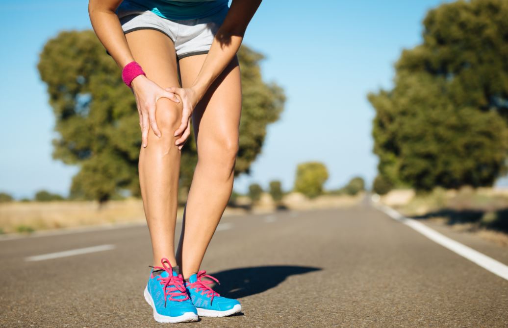 Realizar ejercicios para el dolor de rodillas puede ayudar a mitigar el dolor.