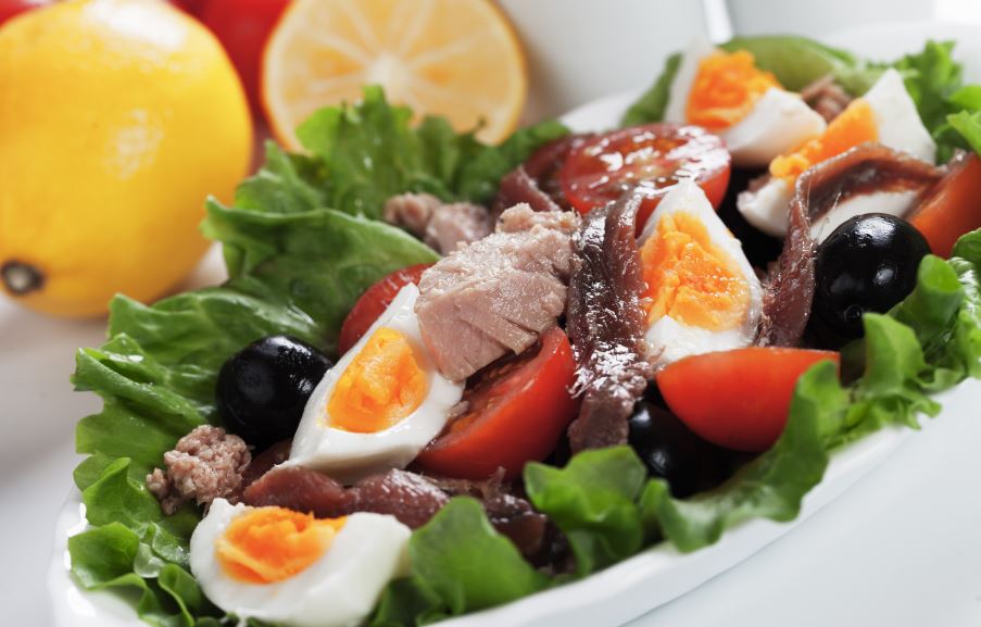 Ensalada con huevo duro.