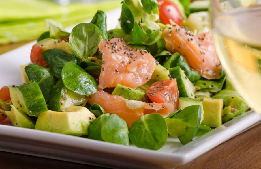 Ensalada de salmón ahumado.