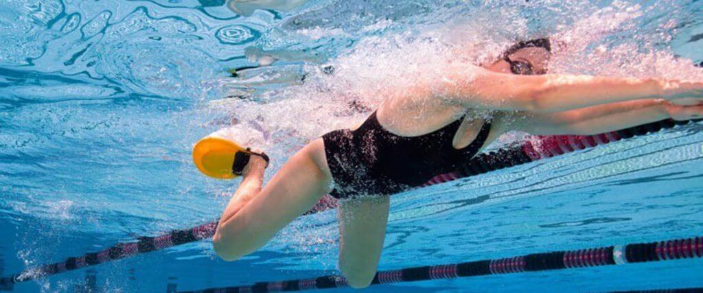 En primer lugar, es necesario despojarse de la vergüenza que implica muchas veces no saber nadar.