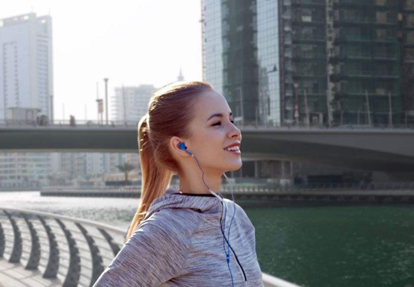 Escuchar música para correr.