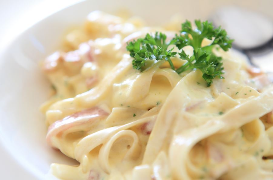 Espaguetis carbonara con nata.