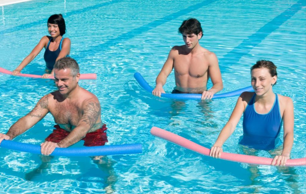 Gente haciendo aquagym en la piscina.