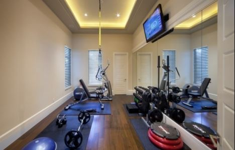 Gimnasio con televisión.