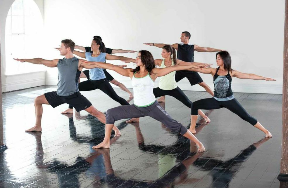 Grupo de personas hace body balance.