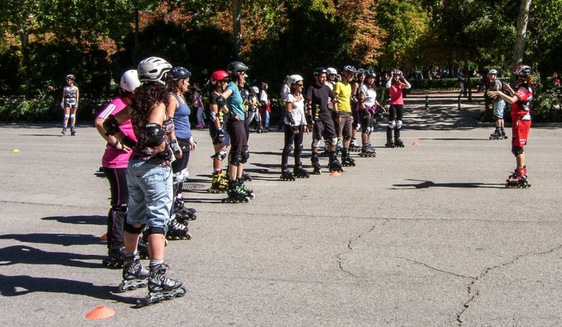 Grupo de personas juntas para practicar patinaje.