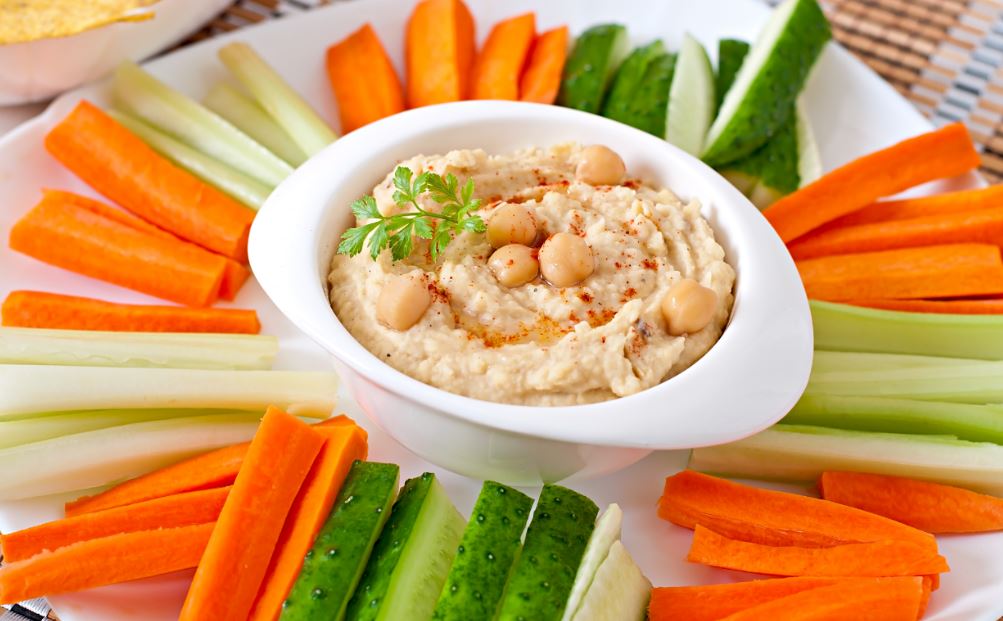Hummus con palos de hortaliza.
