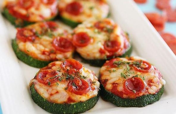 Las minipizzas de calabacín son una de las ideas para cenas, recetas sencillas y saludables.