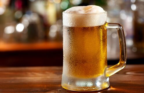 Jarra de cerveza en la barra de un bar.