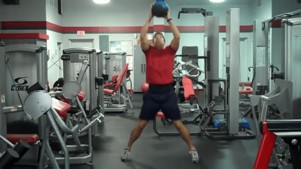 Hacer jumping jacks con balón medicinal es especialmente eficaz para quemar calorías y trabajar la potencia muscular únicamente con la ayuda de un balón de peso mediano.