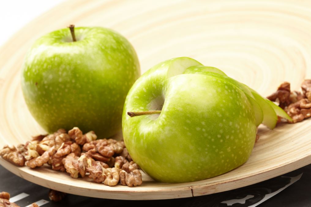 Manzana y nueces.
