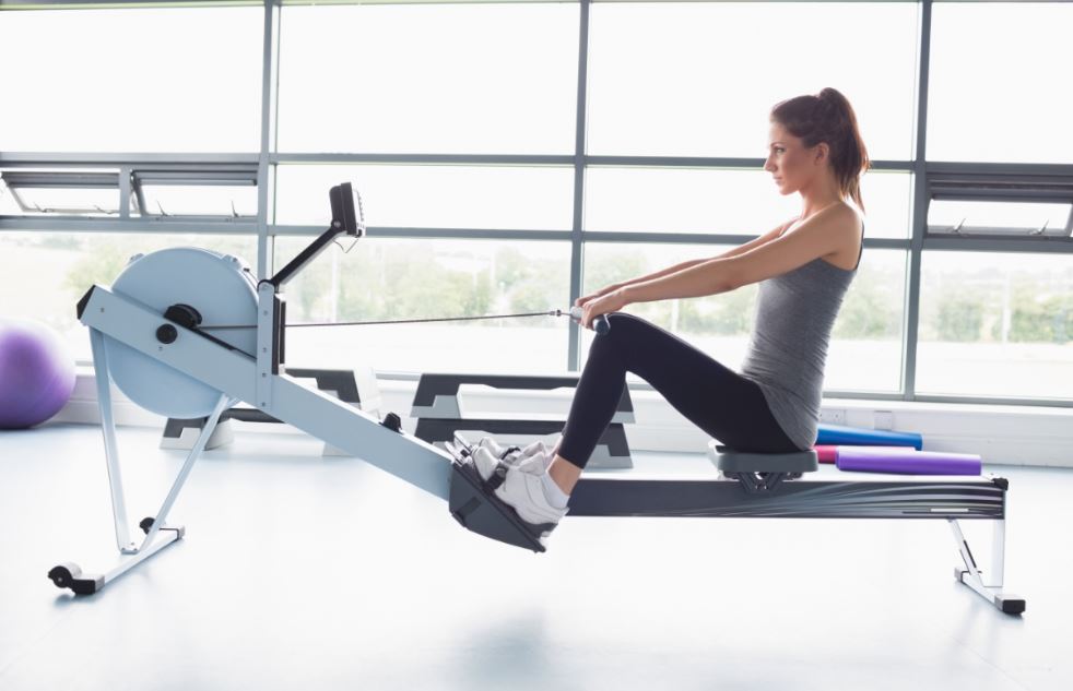 Máquina de remo en el gimnasio.