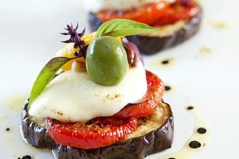 En apenas 20 minutos, tendremos un montadito de berenjena que puede ser perfecto para una cena saludable.