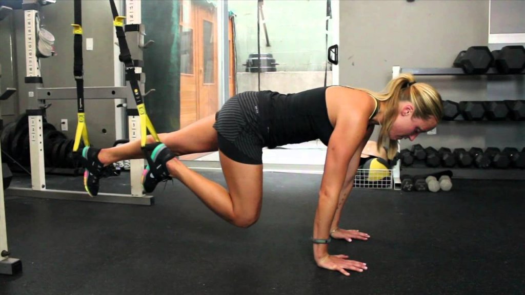 Para hacer los mountain climbers, de a una pierna por vez, flexiona la rodilla para que toque el pecho.