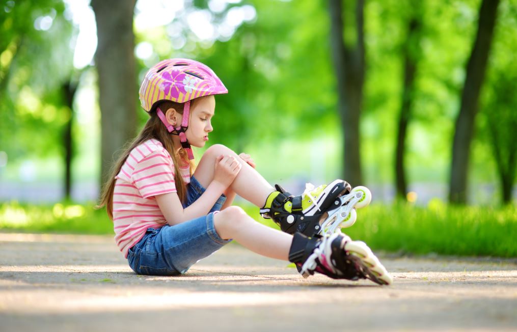 Niña sufre una caída patinando.