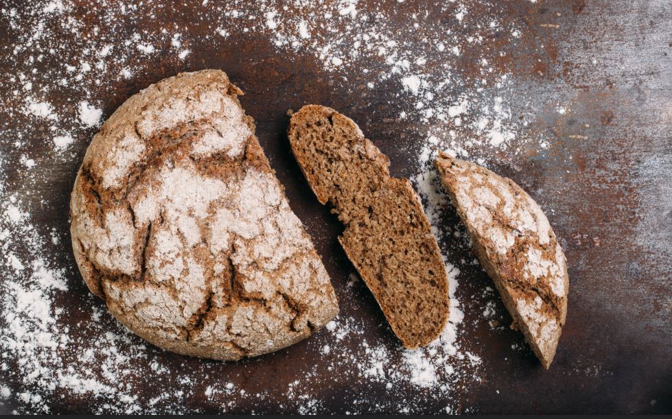 Tanto el pan blanco como el integral poseen prácticamente la misma cantidad de calorías.