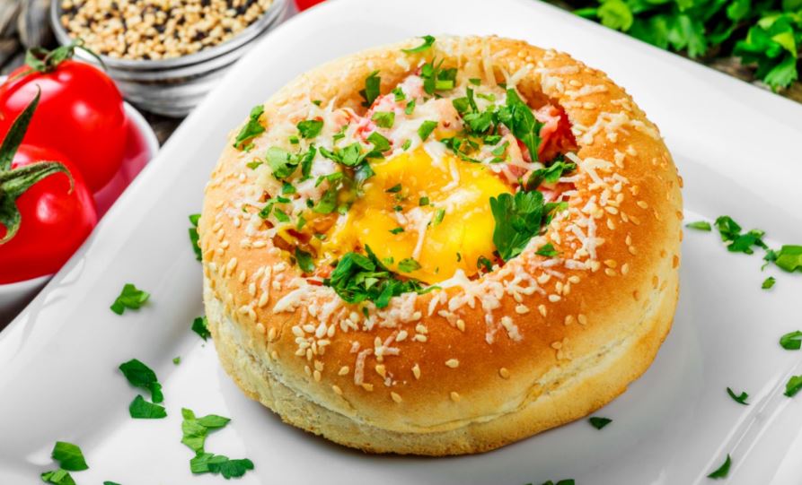 Pan rústico relleno de huevo.