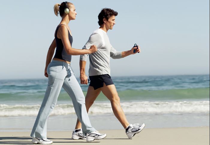 Al caminar se liberan endorfinas, y por tanto el estado de ánimo mejora y la persona se siente más feliz.