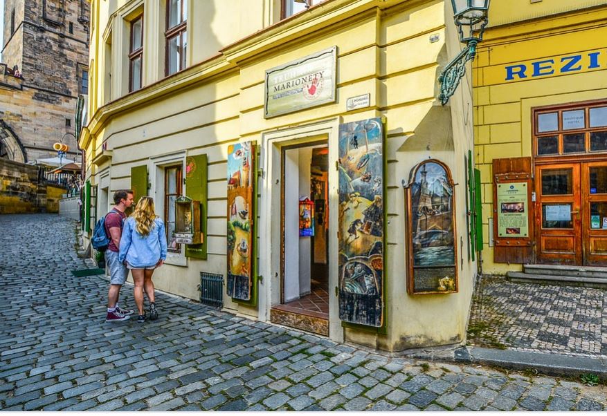 Si quieres mantener la línea en tus viajes, intenta conservar una alimentación equilibrada. 