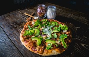 Deleita tu paladar incluyendo en tu menú pizza de aguacate
