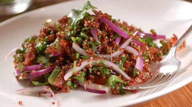 Plato de ensalada de quinoa roja.