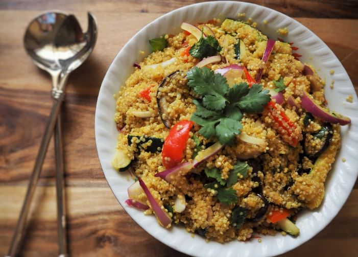 Plato de quinoa con verduras.