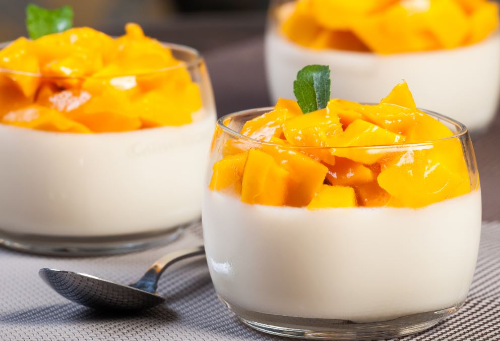 Esta copa de frutas es un postre sano, nutritivo y que poco o nada tiene que envidiar a un postre convencional.
