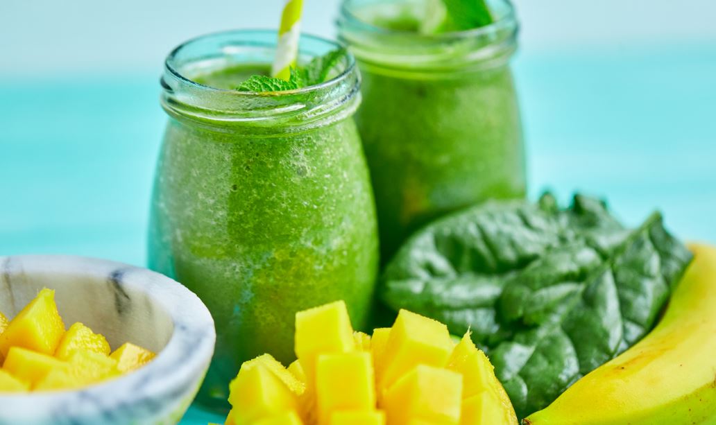 Preparar batido de frutas y té.