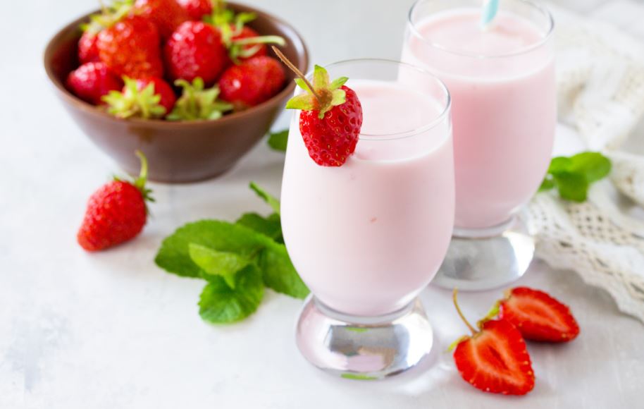 Preparar yogur con fresas.