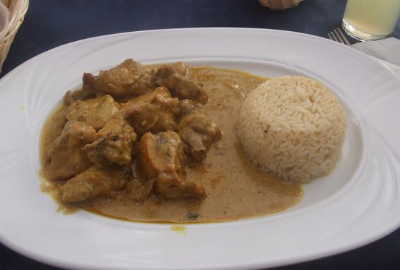 Receta de pollo al curry con arroz.