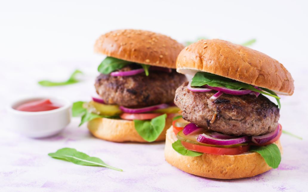 Receta de hamburguesa con ternera y pan.