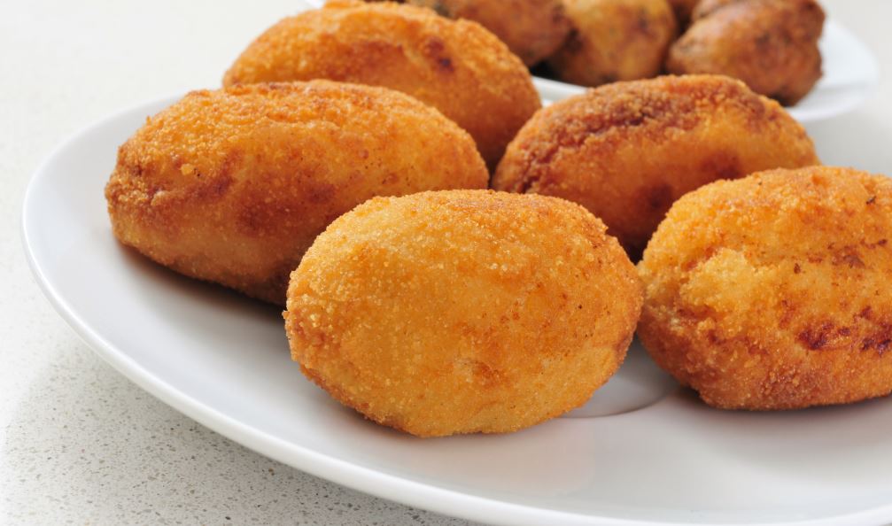 A priori, parece que las croquetas son una comida que debe estar prohibida en cualquier dieta, pero podemos cocinarlas al horno.